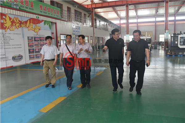 山大領(lǐng)導(dǎo)來(lái)車間參觀