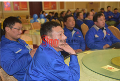 觀看年會的員工