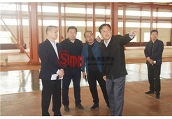 市領(lǐng)導考察新開發(fā)車間